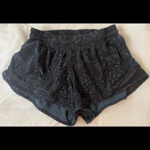 Lululemon hotty hot 2.5” shorts